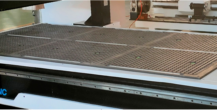 Может сосать и зажать стол