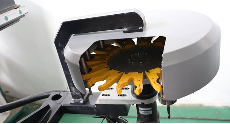 12 автоматических смены инструментов